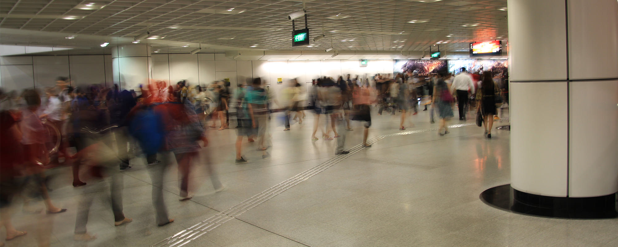 Menschen in einer Einkaufspassage in Singapur